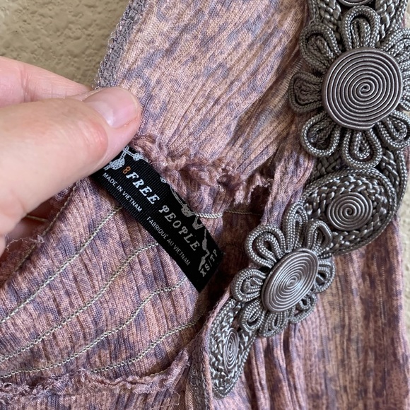 Free people one side off shoulder with appliqué top 🌴 - Picture 3 of 7